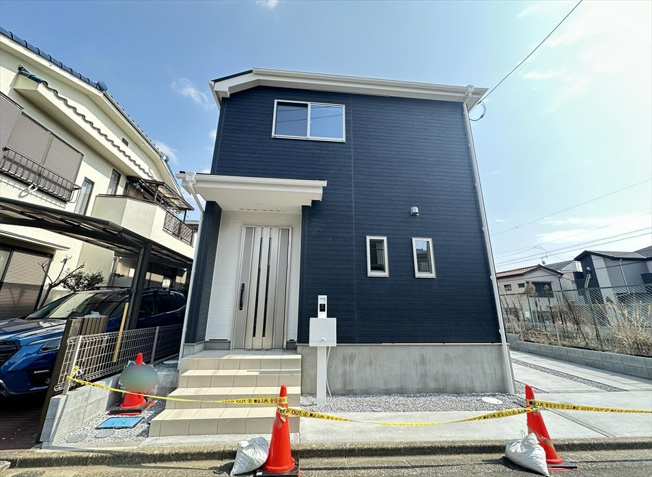 【外観】 | 新座市野火止3丁目　新築一戸建住宅　全1棟　(志木本店) | 販売現地／2026年3月30日撮影　
南東向きの3LDK。充実の設備仕様で快適な暮らしをサポートする新築一戸建住宅です。