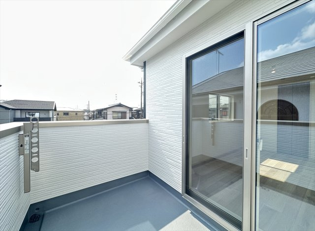 【バルコニー】 | 新座市野火止3丁目　新築一戸建住宅　全1棟　(志木本店) | 奥行きがあるのでお洗濯を干してる時も身動きがとりやすく、動線も良好です。