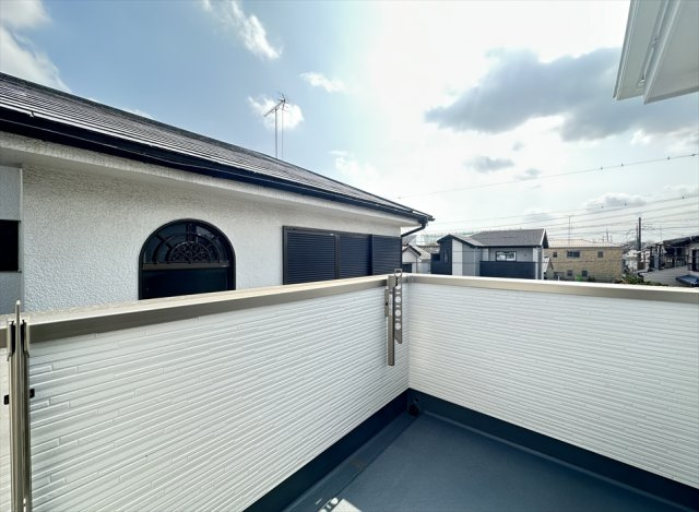 【バルコニー】 | 新座市野火止3丁目　新築一戸建住宅　全1棟　(志木本店) | 外から洗濯物が見えにくいので家族のプライバシーも守れます。
