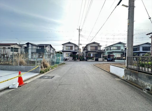 【前面道路含む現地写真】 | 新座市野火止3丁目　新築一戸建住宅　全1棟　(志木本店) | 前面道路の様子／閑静な住宅地なので静かな暮らしを好む方にもおすすめの住環境です。