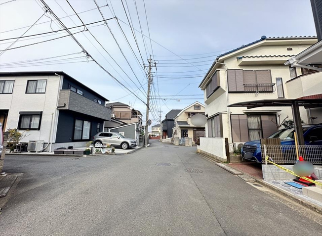 【前面道路含む現地写真】 | 新座市野火止3丁目　新築一戸建住宅　全1棟　(志木本店) | 前面道路の様子／交通量が少ないので車の出し入れもスムーズです。