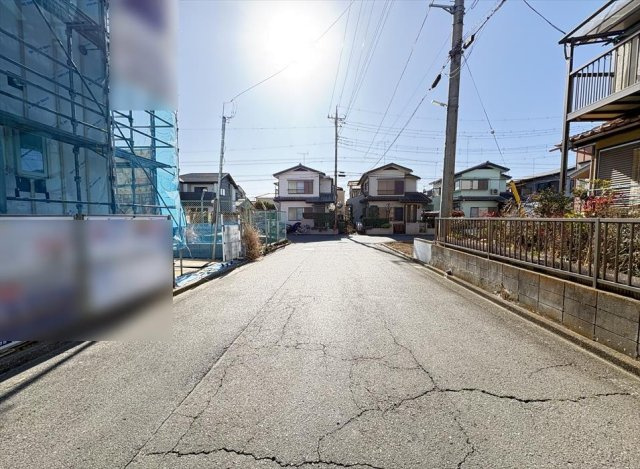 【前面道路含む現地写真】 | 新座市野火止3丁目　新築一戸建住宅　全1棟　(志木本店) | 前面道路の様子／閑静な住宅地なので静かな暮らしを好む方にもおすすめの住環境です。