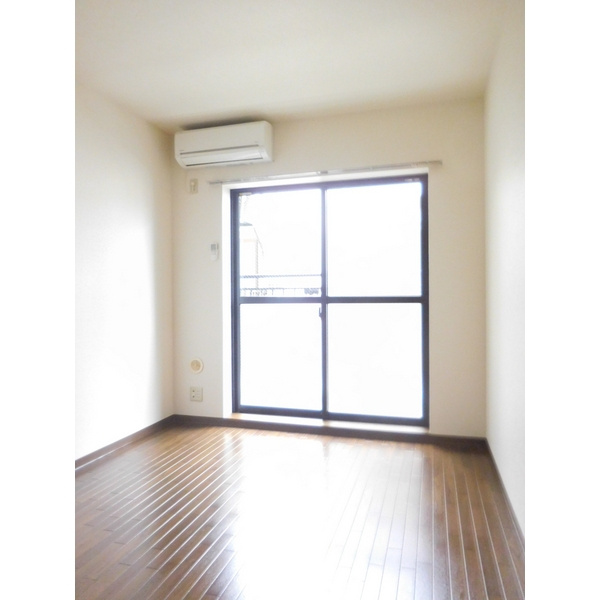 ドミサイルオーミヤの居間・リビング