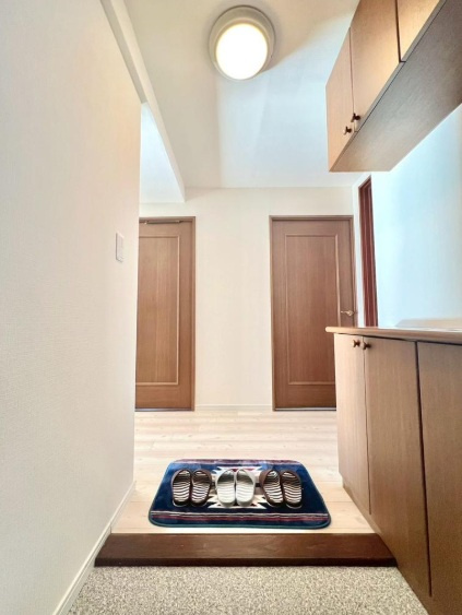 エリオ西神南2号棟の玄関|収納力のあるシューズボックスで玄関はスッキリ。