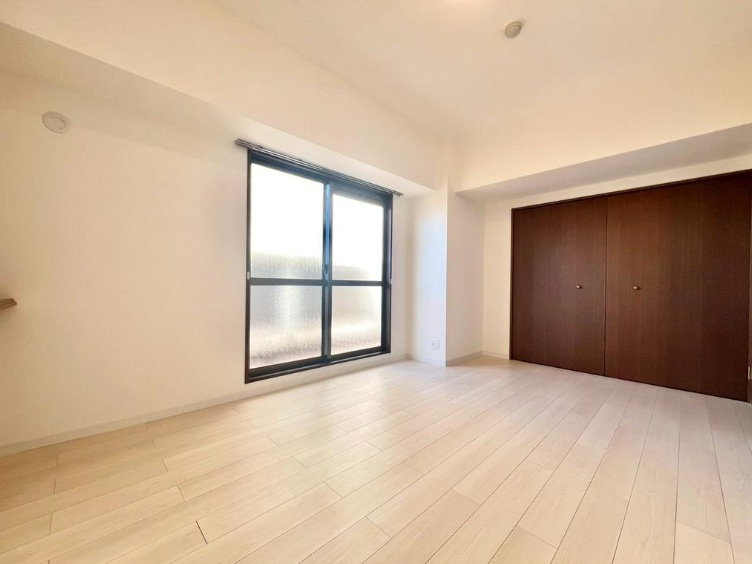 エリオ西神南2号棟の洋室|クローゼット型の収納は、お部屋も広々と使えます♪