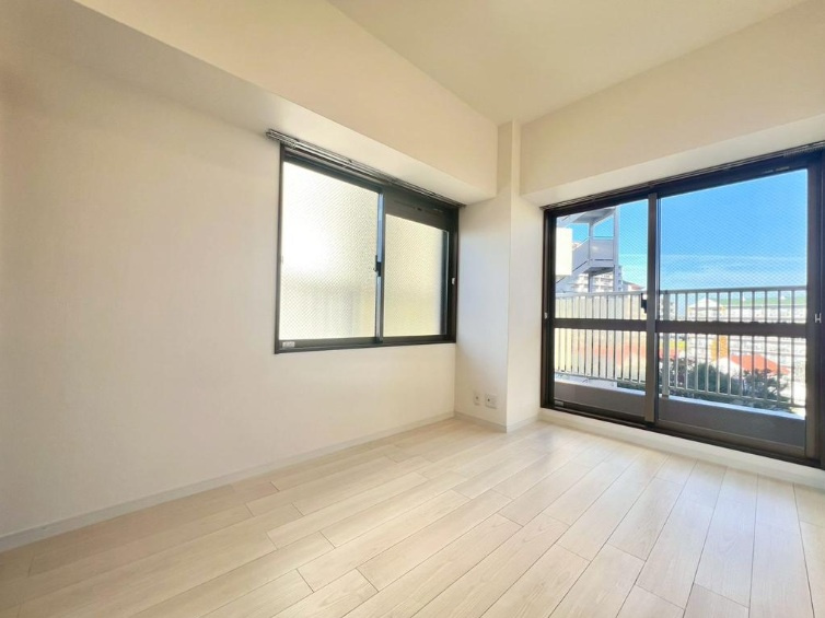 エリオ西神南2号棟の洋室|二面採光のお部屋は、あたたかな光が差し込みますので、お部屋全体が明るくなりそうですね♪