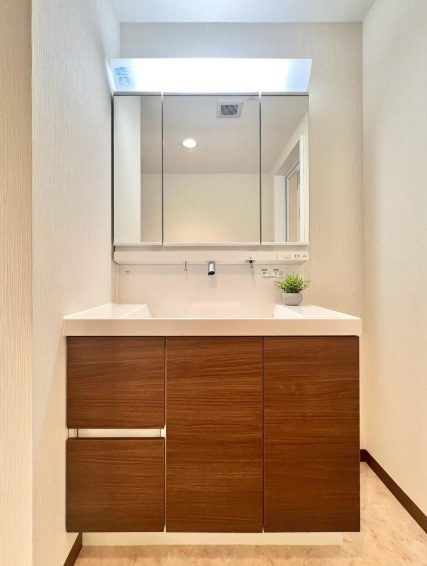 エリオ西神南2号棟の独立洗面台|収納も豊富です♪細々したものもスッキリ収納できますよ♪