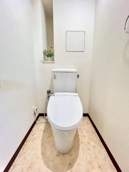 エリオ西神南2号棟のトイレ|白で統一された空間が清潔な印象を与えてくれます♪