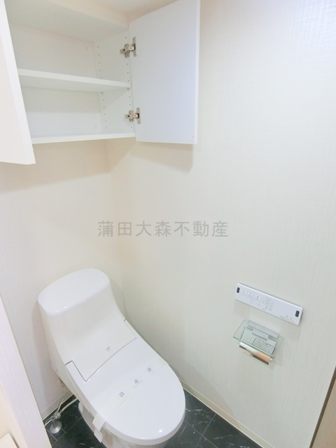 ウィリア矢口のトイレ|棚収納と温水暖房便座付きのトイレ