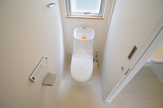 【トイレ】 | 安佐北区亀山2【築浅・中古戸建】（あき亀山駅） | シンプルなデザインはお掃除やしやすく衛生的。温水洗浄便座付き　トイレ×２
