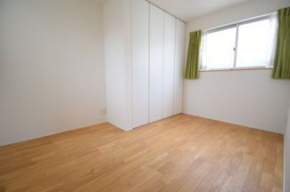 【洋室】 | 安佐北区亀山2【築浅・中古戸建】（あき亀山駅） | 2階　洋室×3　収納付きでお部屋がスッキリ広く使えます。　

