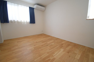 【洋室】 | 安佐北区亀山2【築浅・中古戸建】（あき亀山駅） | 2階　洋室×3　収納付きでお部屋がスッキリ広く使えます。
