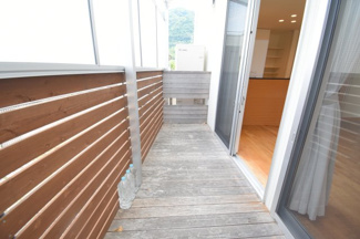 【庭】 | 安佐北区亀山2【築浅・中古戸建】（あき亀山駅） | 1階テラスは屋根があるので雨の日も安心です