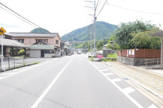 【前面道路含む現地写真】 | 安佐北区亀山2【築浅・中古戸建】（あき亀山駅） | 前面道路6ｍ