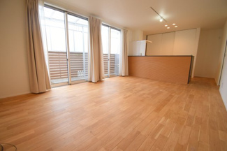 【居間・リビング】 | 安佐北区亀山2【築浅・中古戸建】（あき亀山駅） | 対面式のキッチンでリビングが見渡せるので、お子様やご家族の様子が見えて安心です