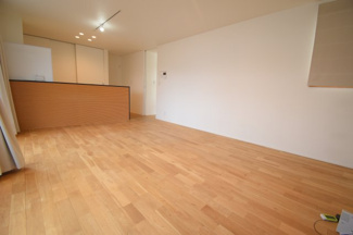 【居間・リビング】 | 安佐北区亀山2【築浅・中古戸建】（あき亀山駅） | 　対面式のキッチンでリビングが見渡せるので、お子様やご家族の様子が見えて安心です