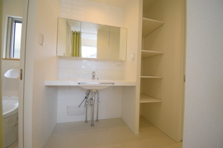 【独立洗面台】 | 安佐北区亀山2【築浅・中古戸建】（あき亀山駅） | 三面鏡付きの洗面台は、メイクもドライヤーも余裕のスペースです。