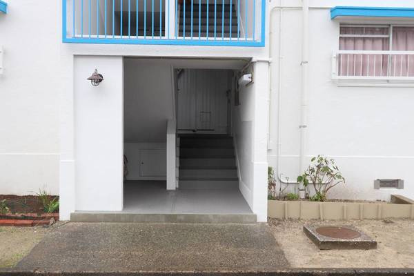 ビレッジハウス野芥1号棟のエントランス|落ち着いたエントランスです