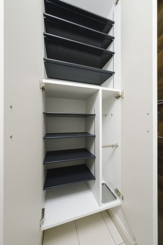 エンクレスト博多駅南FITの玄関|収納もある玄関です