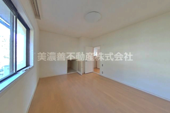 ６３４２３　岐阜市本荘中古戸建ての洋室