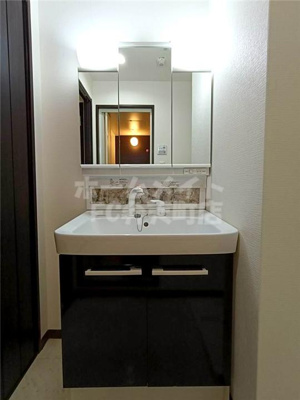 【洗面所】 | アヴァンツァーレ弁天 | スペースが確保できる洗面所です