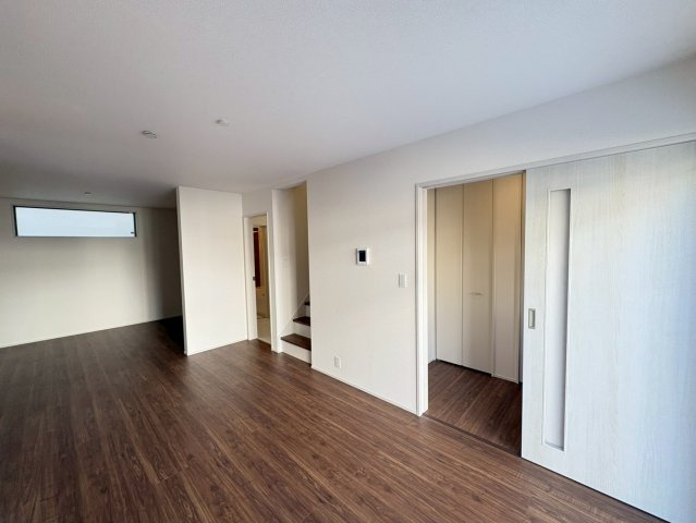 ■■うるま市みどり町第３－１号棟（全２棟）の居間・リビング|こちらの居間で趣味の時間をお楽しみください