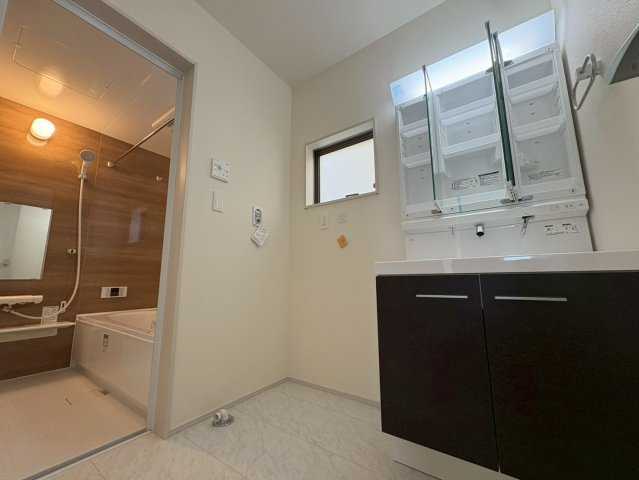 ■■うるま市みどり町第３－１号棟（全２棟）の独立洗面台|独立洗面台、朝の身支度には欠かせません