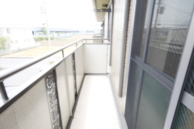グリーンフォーレスト伊丹B棟のバルコニー|お洗濯にも便利なバルコニー付き
