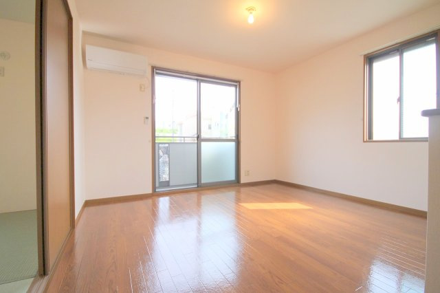 グリーンフォーレスト伊丹B棟の居間・リビング|使いやすいリビングです