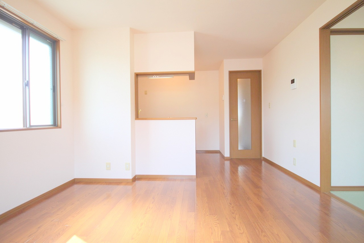 グリーンフォーレスト伊丹B棟の居間・リビング|使いやすいリビングです