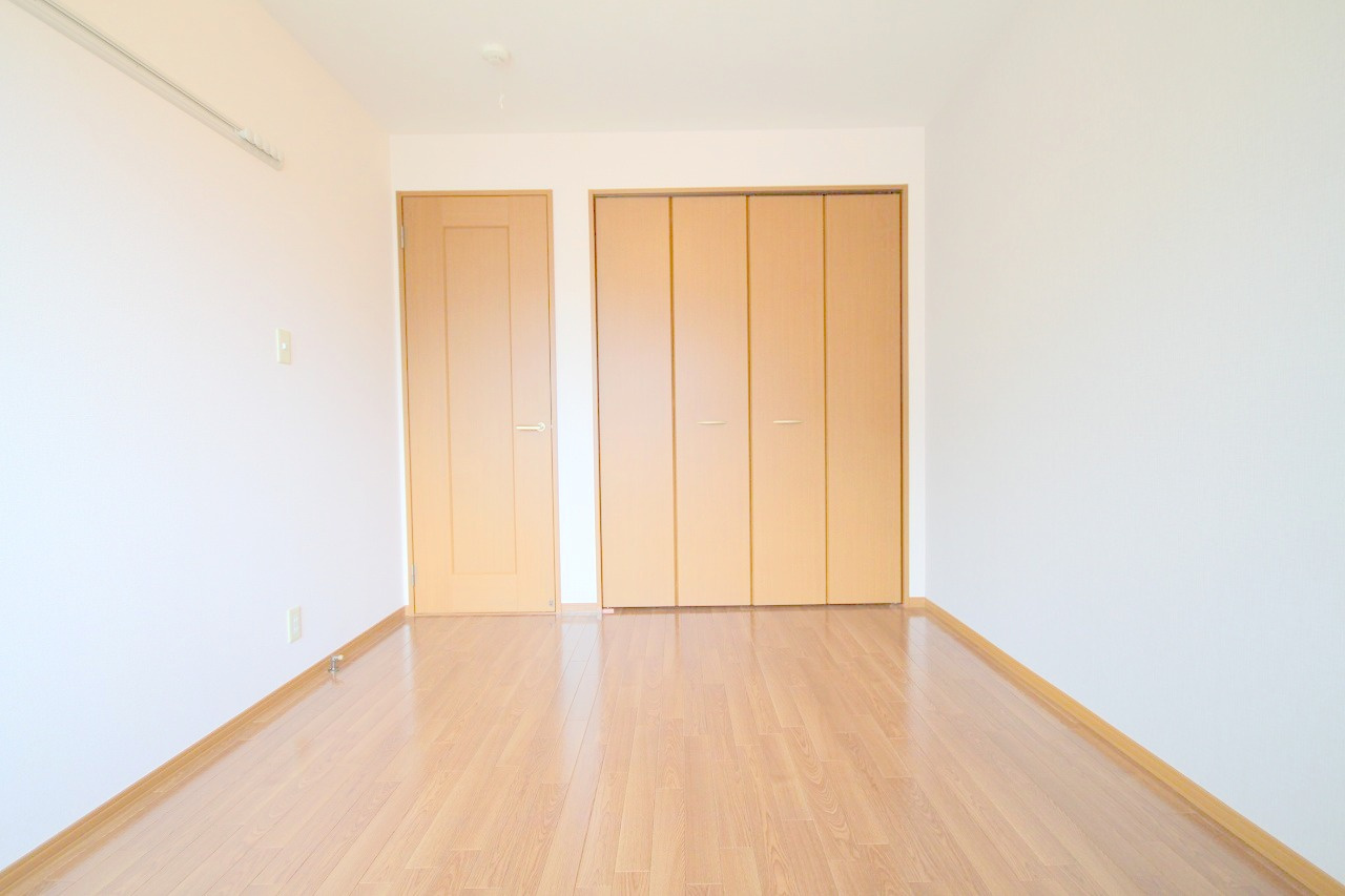 グリーンフォーレスト伊丹B棟の居間・リビング|使いやすい居間です