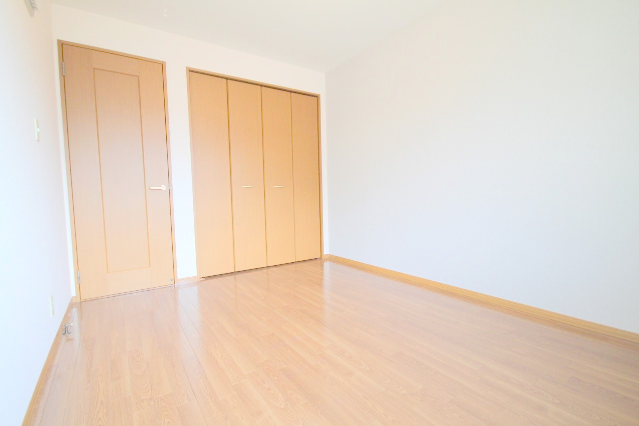 グリーンフォーレスト伊丹B棟の居間・リビング|こちらの居間で趣味の時間をお楽しみください