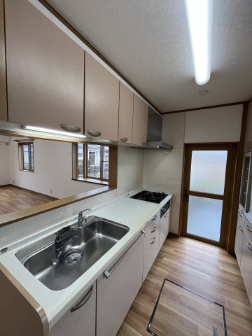 成沢西3丁目のキッチン|背面のカウンター収納が便利!!