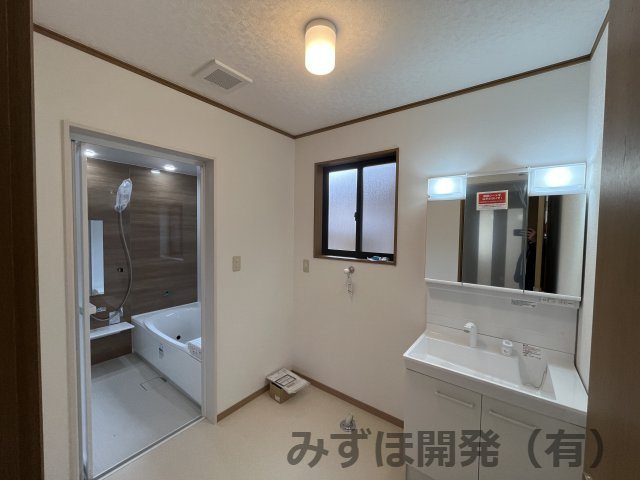 成沢西3丁目の脱衣所|リフォーム完了しました！独立洗面台、浴槽共に新品です！