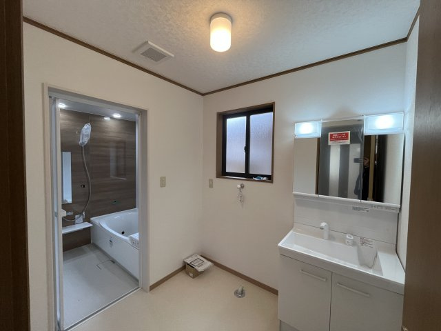 成沢西3丁目の脱衣所|リフォーム完了しました！独立洗面台、浴槽共に新品です！