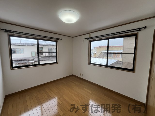成沢西3丁目の洋室
