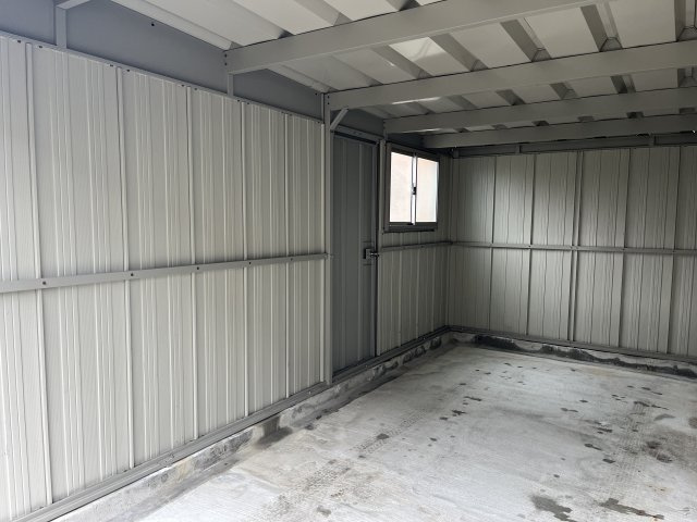 成沢西3丁目の駐車場|シャッター付き車庫
車も入ります！