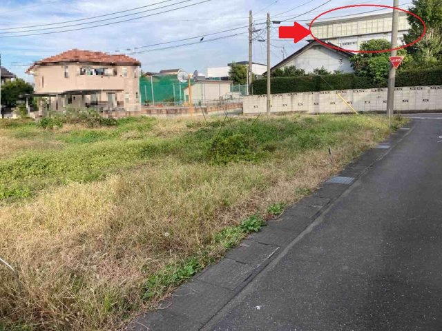 前橋市笂井町２区画売地【建築条件付】の周辺|矢印が共愛学園の建物です。