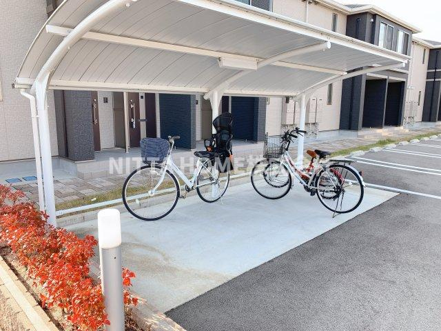 フォンターナのエントランス|屋根付きの駐輪場は無料で使用いただけます☆