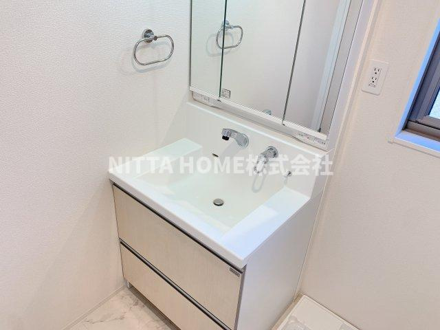 フォンターナの洗面所|清潔感のある独立洗面台を設置済み◇