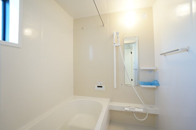 リナージュ常滑市小倉町8丁目第一期　3号棟の浴室|雨の日のお洗濯に大活躍な浴室乾燥機付！広々浴室1坪タイプ！