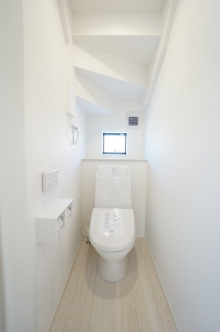 リナージュ常滑市小倉町8丁目第一期　3号棟のトイレ|1階2階にトイレがあり、お掃除しやすい機能や工夫が満載！スッキリコンパクトなシャワートイレで温水洗浄便座が冬は暖かく快適です。