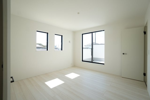 リナージュ常滑市小倉町8丁目第一期　3号棟の洋室|2階の8帖のゆとりのある洋室は主寝室。大容量のクローゼットもありお出かけの際の身支度も快適に
明るく心地の良いプライベート空間が癒しとくつろぎの時間を演出します。