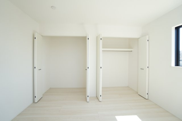 リナージュ常滑市小倉町8丁目第一期　3号棟の収納|2階洋室にある大型クローゼット。大容量でゆとりのある収納で整理整頓や衣替えもスムーズに♪
収納家具が少なくなりお部屋をすっきり、広く見せてくれます。