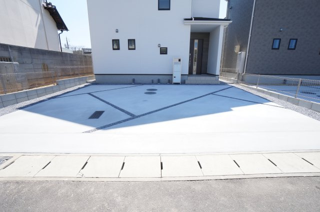 リナージュ常滑市小倉町8丁目第一期　3号棟の駐車場|駐車スペース2台～3台可能。見通しが良く、お車の出し入れもスムーズに行えます。