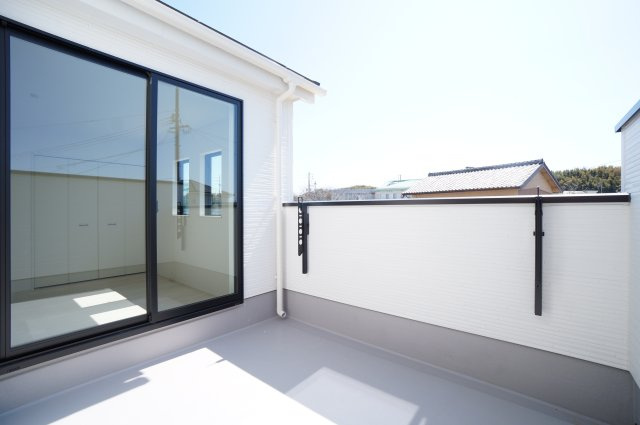 リナージュ常滑市小倉町8丁目第一期　3号棟のバルコニー|日当たり良好☆南側バルコニー。二階の二部屋から出入りすることができます。広いバルコニーで家族の洗濯物もまとめて干せます。