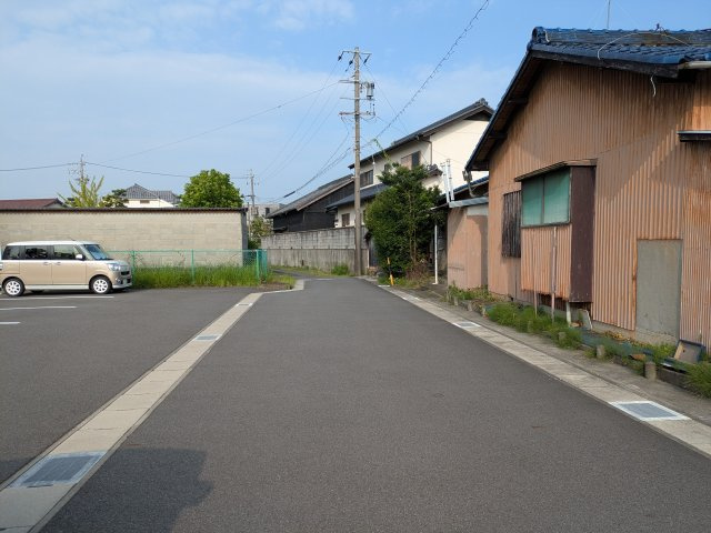リナージュ常滑市小倉町8丁目第一期　3号棟の前面道路含む現地写真|約5.3ｍの前面道路。