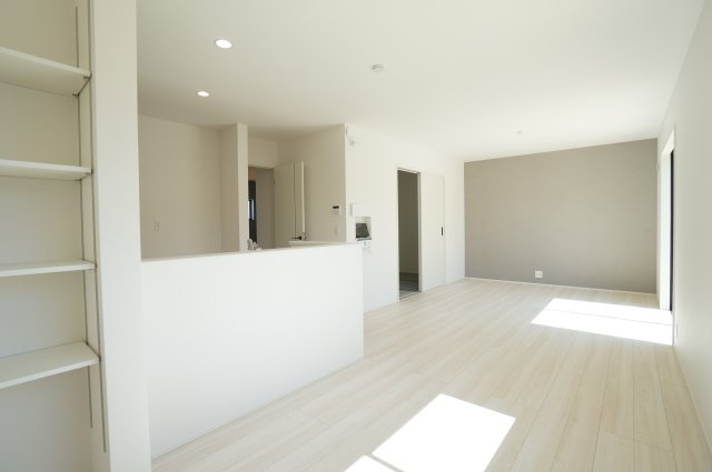 リナージュ常滑市小倉町8丁目第一期　3号棟の前面道路含む現地写真