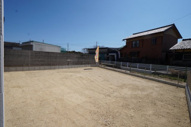リナージュ常滑市小倉町8丁目第一期　3号棟の庭|南側に広いお庭あり！日当たりのよいお庭ではガーデニングなどの趣味を楽しんだり、お子さまの遊び場にもぴったりです♪