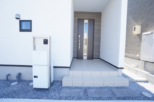 リナージュ常滑市小倉町8丁目第一期　3号棟の玄関|ナチュラルな温かみのある色合いの玄関。サムターンセキュリティー付き玄関扉で安心。
宅配ボックス付きのポストでご不在時でも荷物が受け取れます。